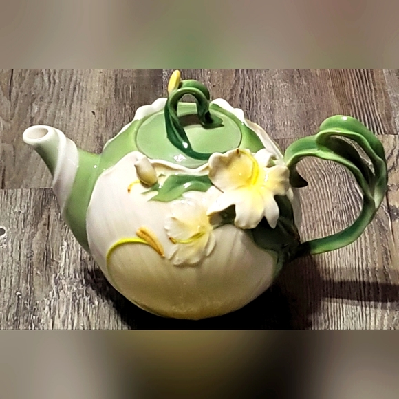 Pier 1 Ginger Lily Teapot